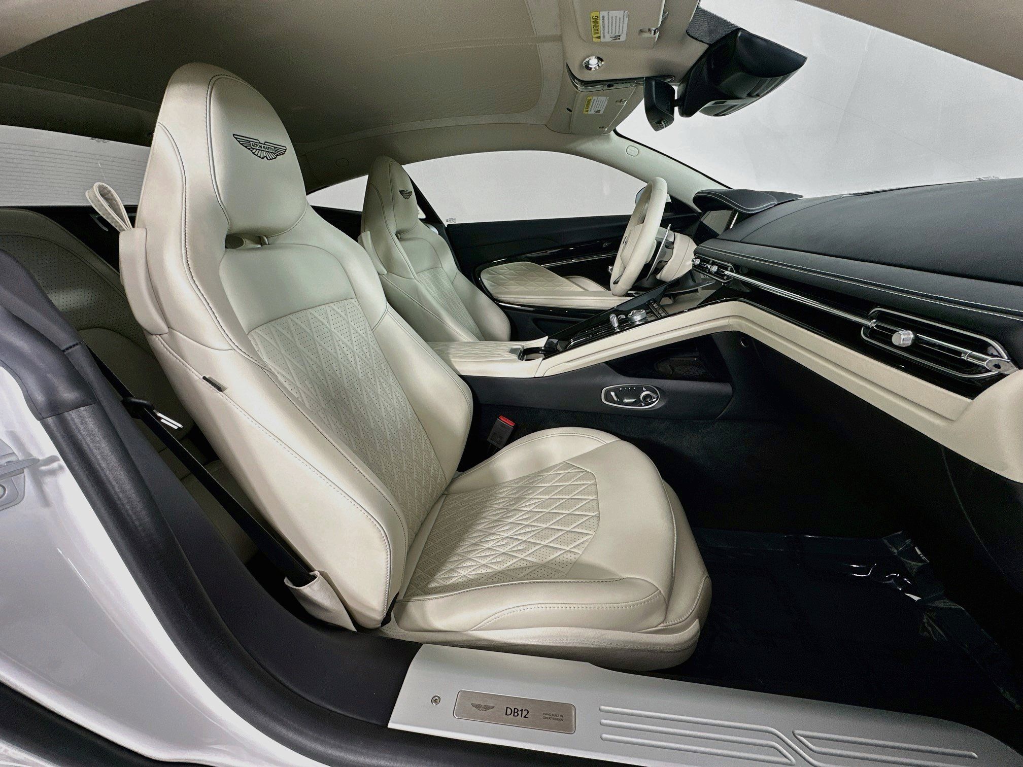 Used 2025 Aston Martin DB12 Coupe RWD image 29
