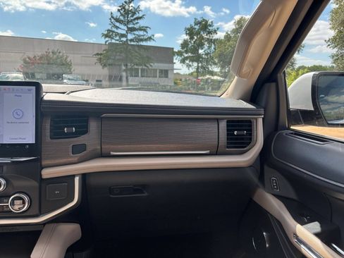 Used 2024 Ford Expedition Limited AWD/4WD image 39