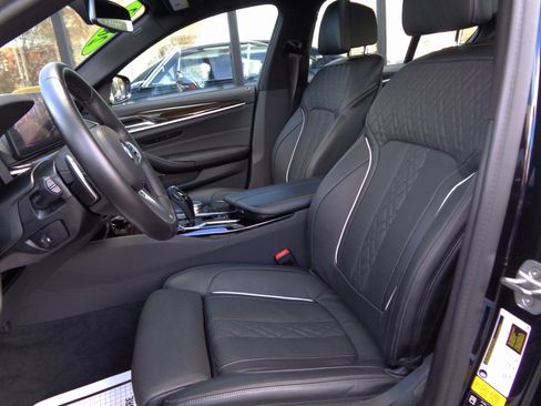 Used 2022 BMW 530i xDrive 530i xDrive Sedan w/ M Sport Package image 9