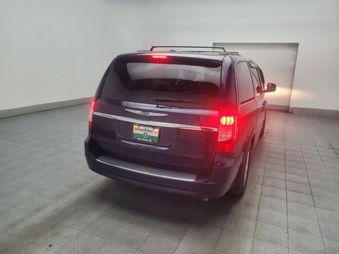 Used 2016 Chrysler Town & Country LX FWD image 7