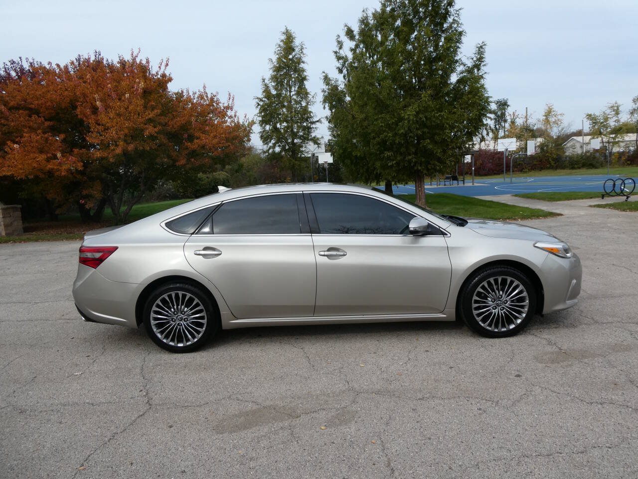 Used 2016 Toyota Avalon Limited w/ Toyota Safety Sense Package FWD image 4