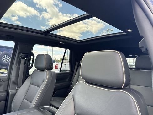 Used 2022 GMC Yukon SLT w/ SLT Premium Package AWD/4WD image 13