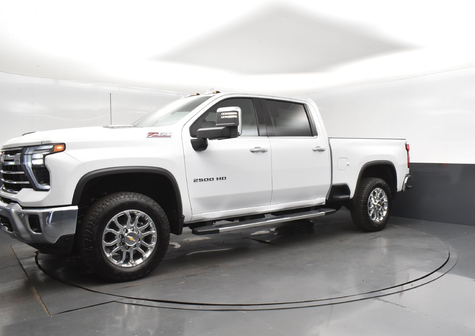 Used 2025 Chevrolet Silverado 2500 LTZ w/ LTZ Convenience Package AWD/4WD image 3