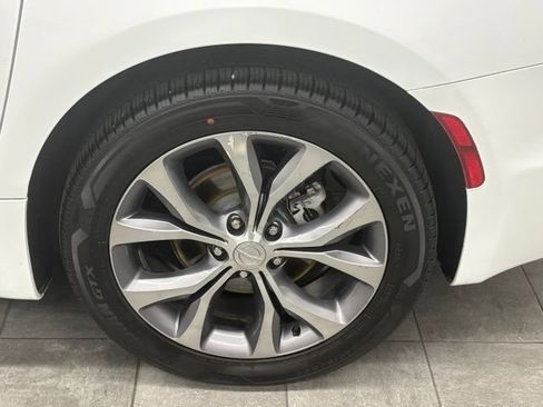 Used 2018 Chrysler Pacifica Limited w/ Tire & Wheel Group FWD image 7