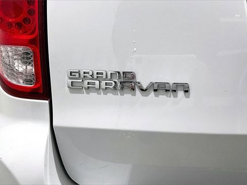 Used 2017 Dodge Grand Caravan SE w/ UConnect Hands-Free Group image 25