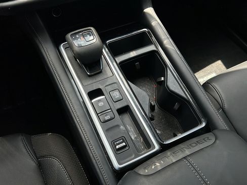 Used 2025 Nissan Pathfinder SL FWD image 25