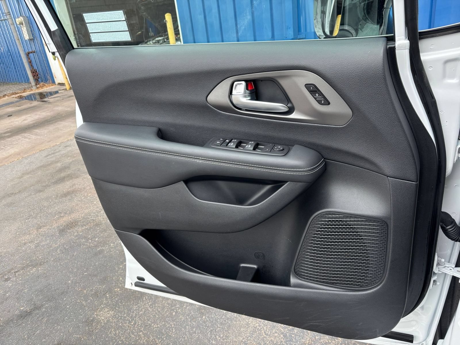 Used 2025 Chrysler Pacifica Select FWD image 18