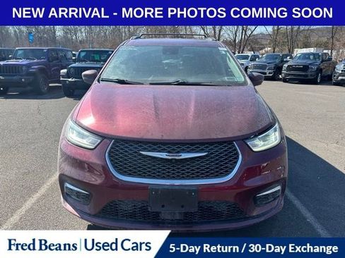 Certified 2022 Chrysler Pacifica Touring-L w/ Uconnect Theater Family Group image 2