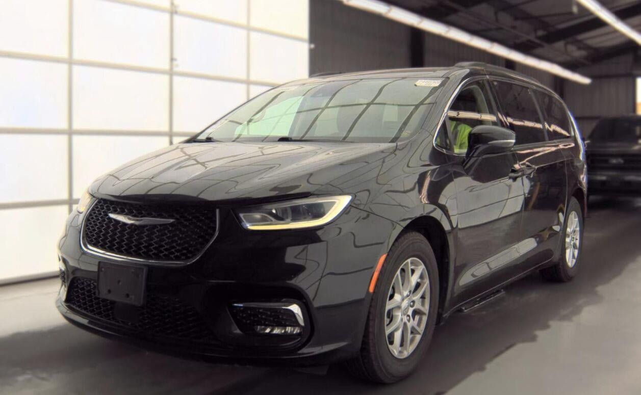 Used 2022 Chrysler Pacifica Touring-L FWD image 2