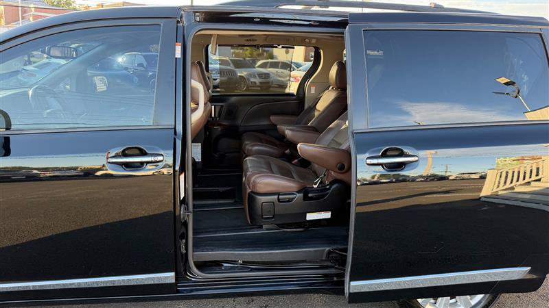 Used 2017 Toyota Sienna Limited Premium FWD image 42