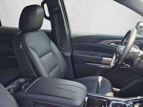 Used 2025 Chevrolet Traverse LT FWD image 14