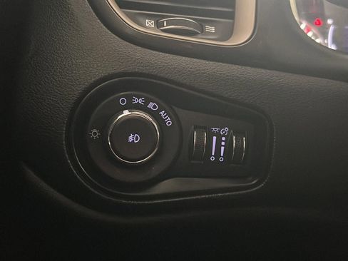 Used 2017 Jeep Renegade Latitude w/ Popular Equipment Group AWD/4WD image 18