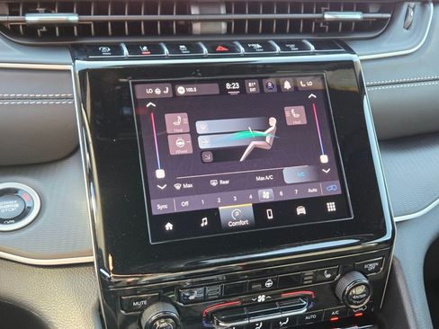 Used 2025 Jeep Grand Cherokee Laredo RWD image 31