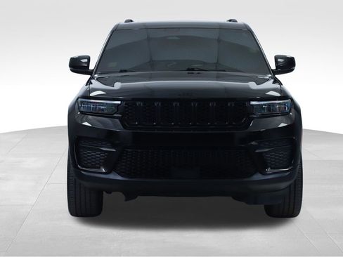 Used 2024 Jeep Grand Cherokee Altitude RWD image 8