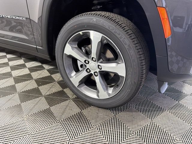 New 2026 Jeep Grand Cherokee Limited w/ Trailer Tow Package AWD/4WD image 2