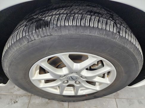 Used 2024 Chrysler Pacifica Touring-L image 3