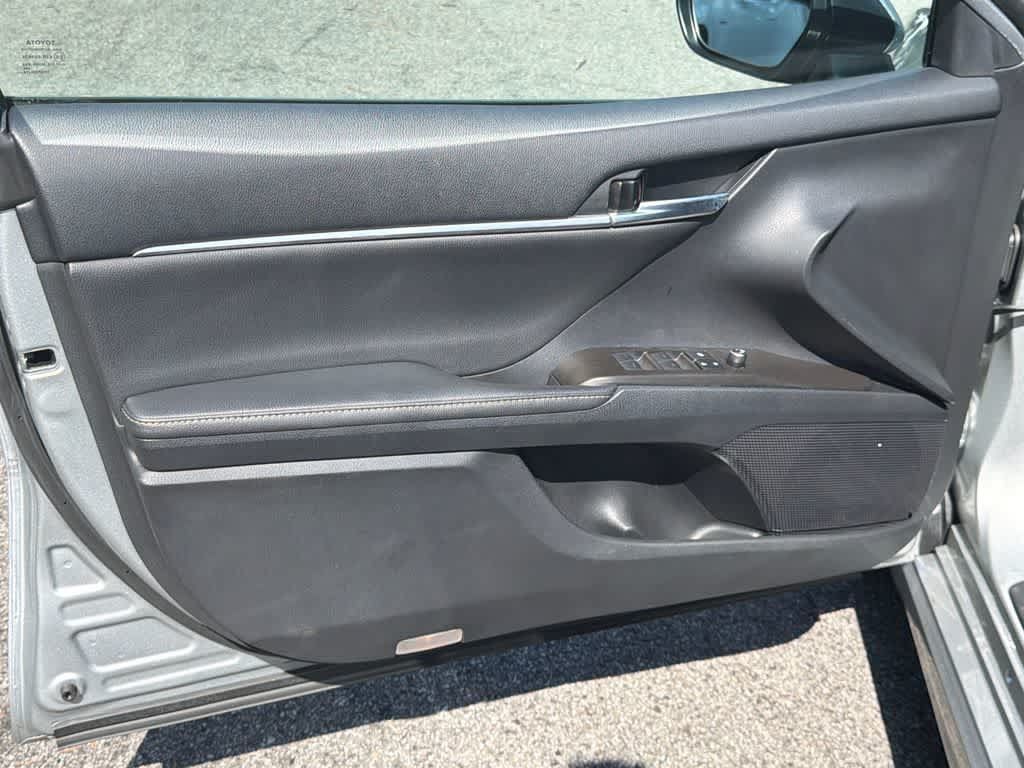 Used 2022 Toyota Camry XSE FWD image 11