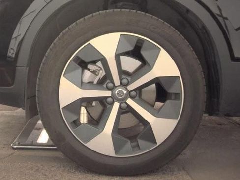 Used 2025 Volvo XC40 B5 Plus image 6