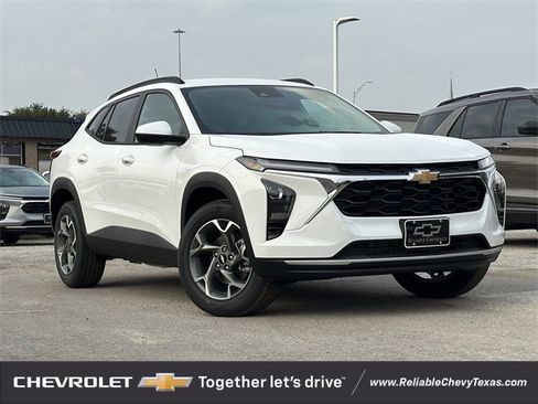 New 2026 Chevrolet Trax LT w/ Driver Confidence Package image 2