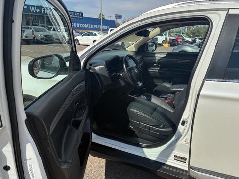 Used 2020 Mitsubishi Outlander LE image 16