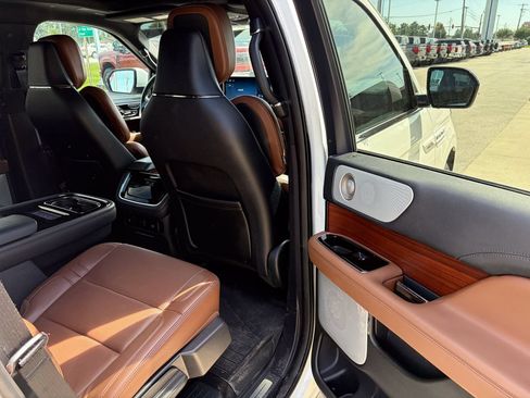 Used 2023 Lincoln Navigator Reserve AWD/4WD image 18