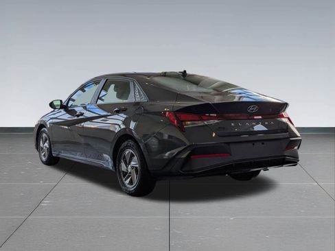 Used 2024 Hyundai Elantra SE image 4