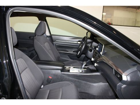 Used 2025 Nissan Altima 2.5 SV image 24