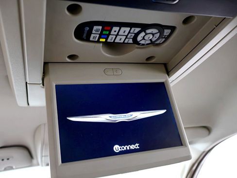 Used 2014 Chrysler Town & Country Touring image 37