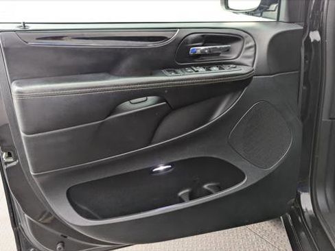 Used 2018 Dodge Grand Caravan SE image 13