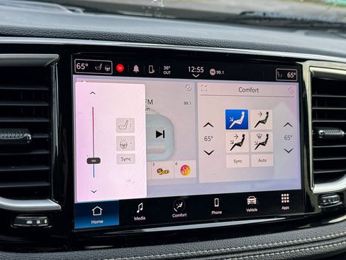 Used 2022 Chrysler Pacifica Touring-L image 19