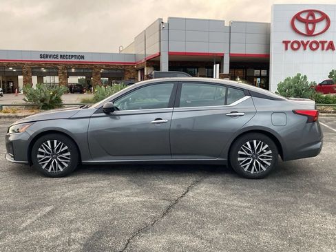 Used 2025 Nissan Altima 2.5 SV FWD image 7