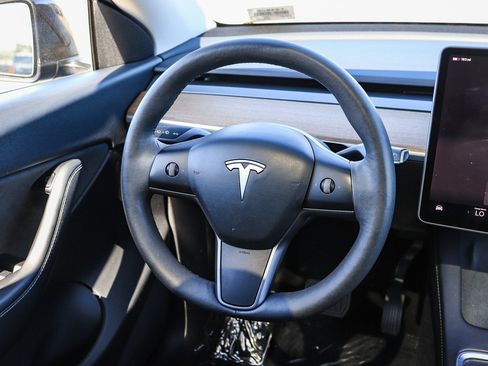 Used 2022 Tesla Model Y Long Range AWD/4WD image 16