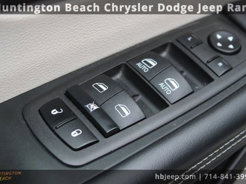 Used 2023 Chrysler Pacifica Touring-L image 11