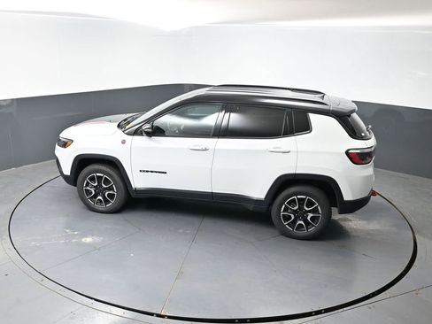 Used 2025 Jeep Compass Trailhawk AWD/4WD image 41