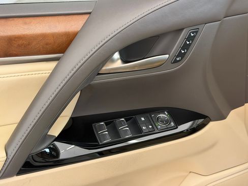 Used 2020 Lexus LX 570 4WD w/ Luxury Package image 26