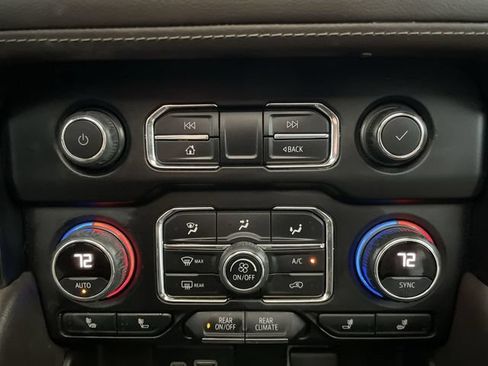 Used 2021 Chevrolet Tahoe LT w/ LT Signature Package RWD image 17