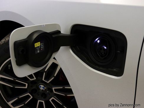 Used 2026 BMW 550e xDrive w/ Executive Package image 28