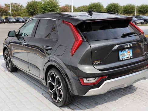 Used 2023 Kia Niro SX Touring image 3