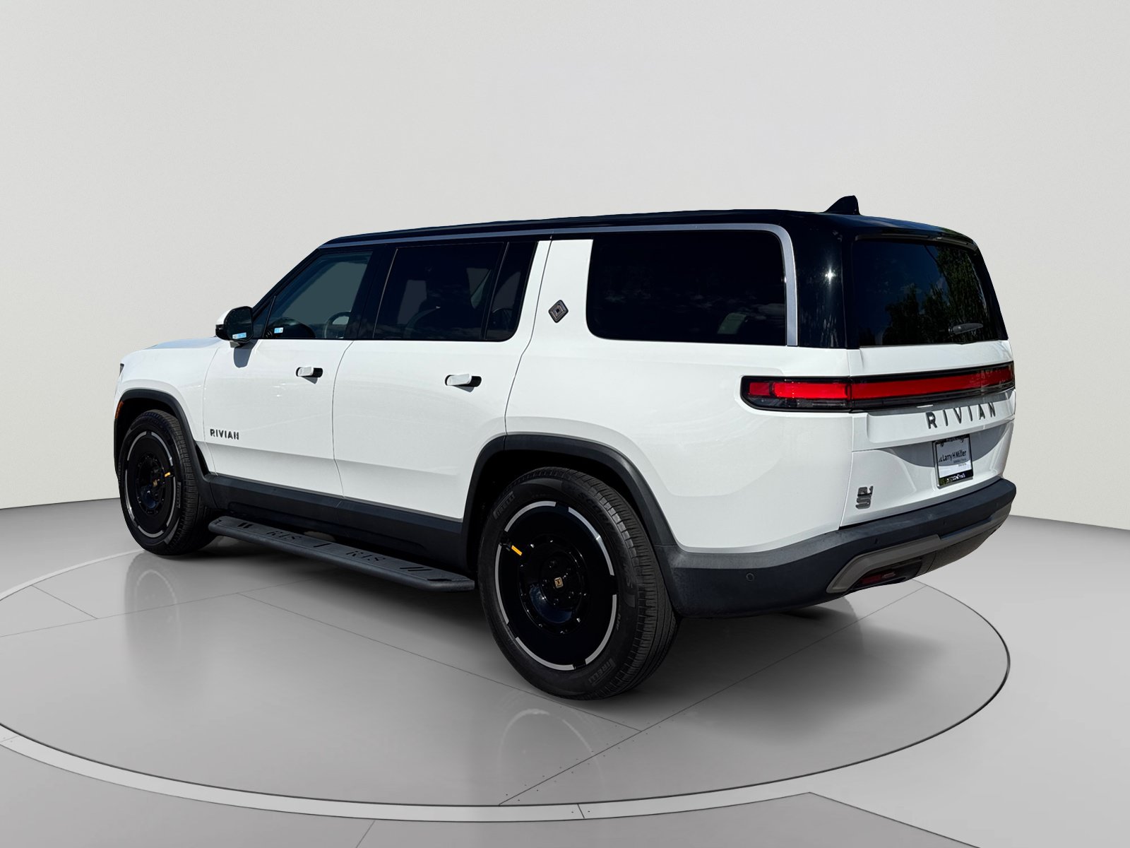 Used 2025 Rivian R1S Adventure Dual AWD/4WD image 3