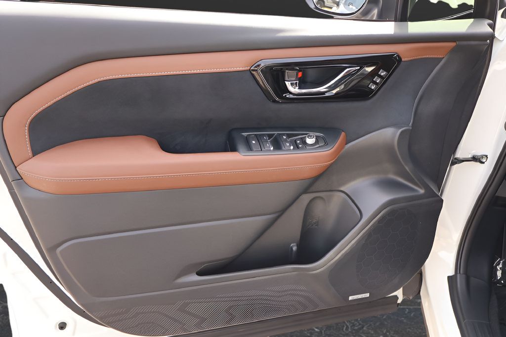 Certified 2025 Subaru Forester Touring AWD/4WD image 12
