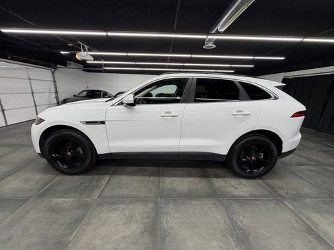 Used 2019 Jaguar F-PACE Premium image 3