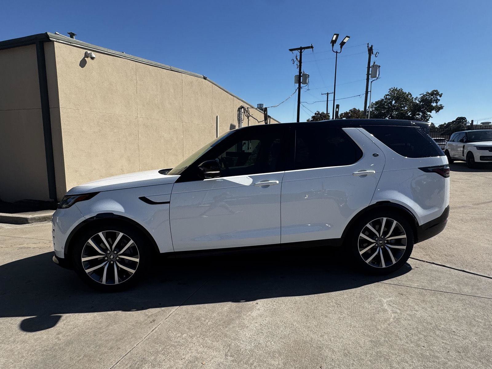 Used 2025 Land Rover Discovery Dynamic SE AWD/4WD image 3