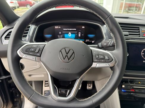 Used 2023 Volkswagen Tiguan SE R-Line image 22