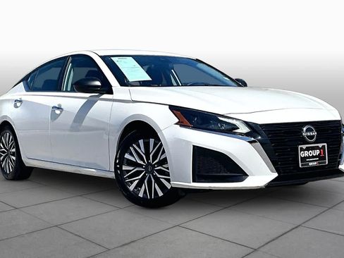 Used 2025 Nissan Altima 2.5 SV FWD image 3