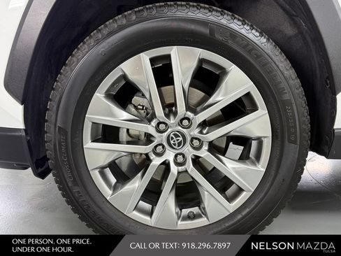 Used 2020 Toyota RAV4 XLE Premium FWD image 11