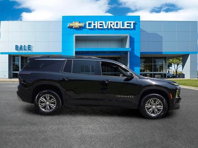Used 2025 Chevrolet Traverse LT FWD image 2