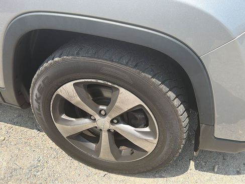 Used 2019 Jeep Cherokee Limited w/ Trailer Tow Group AWD/4WD image 4