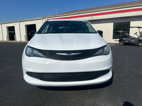 Used 2024 Chrysler Voyager LX image 2