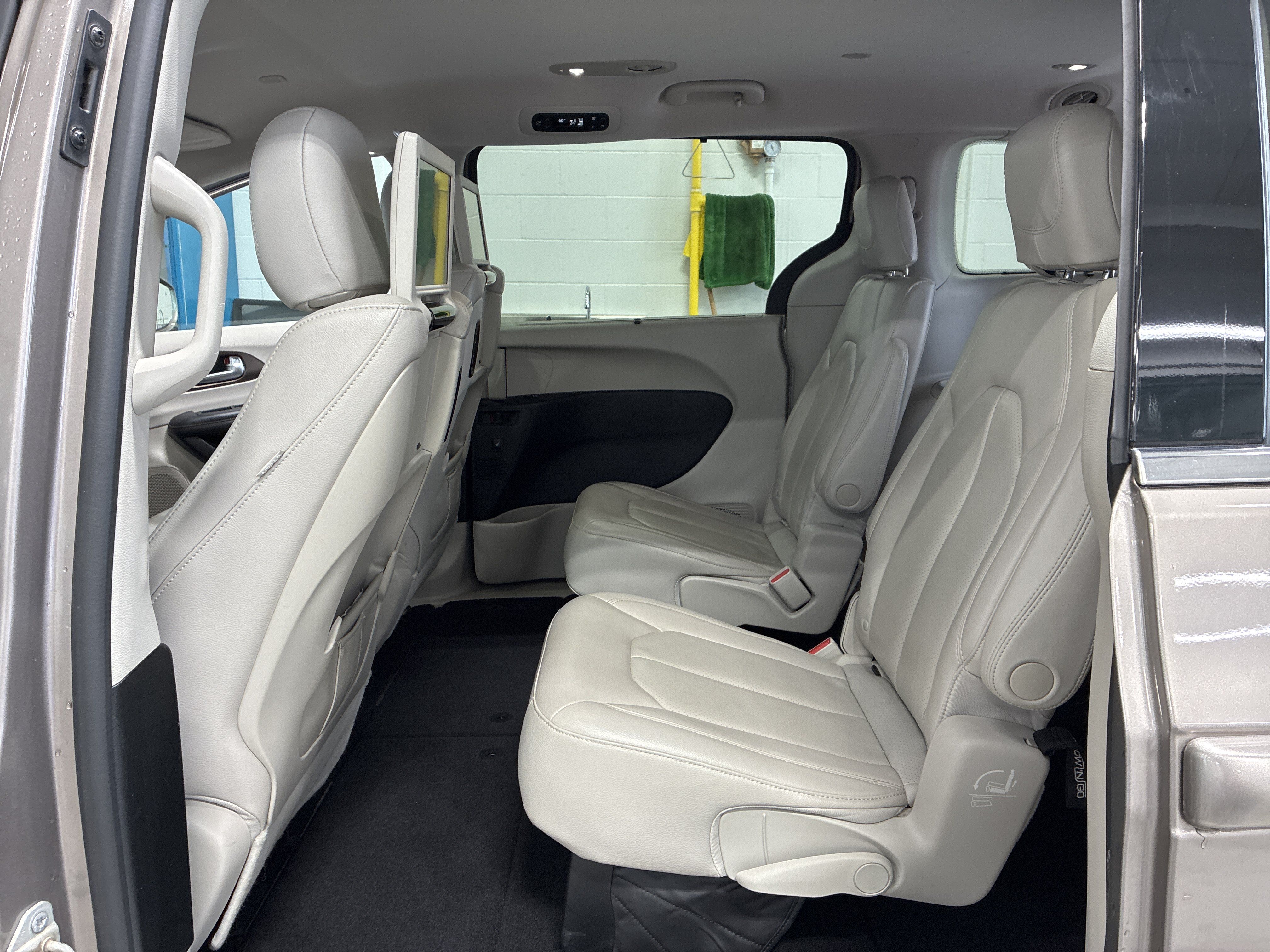Used 2017 Chrysler Pacifica Touring-L Plus FWD image 15