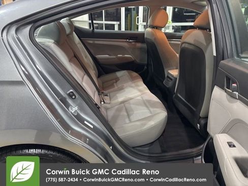 Used 2017 Hyundai Elantra SE image 28